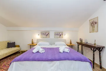 4-Bedroom House with Pool in Malinska