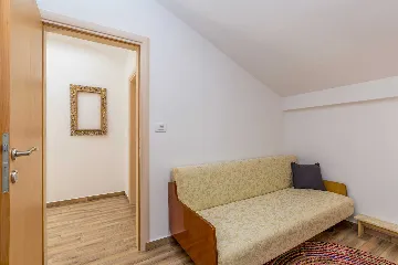 4-Bedroom House with Pool in Malinska