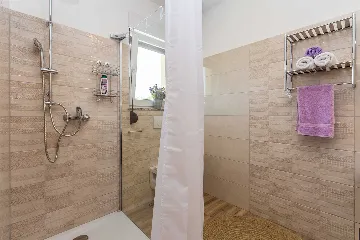 4-Bedroom House with Pool in Malinska