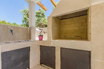 4-Bedroom House with Pool in Malinska