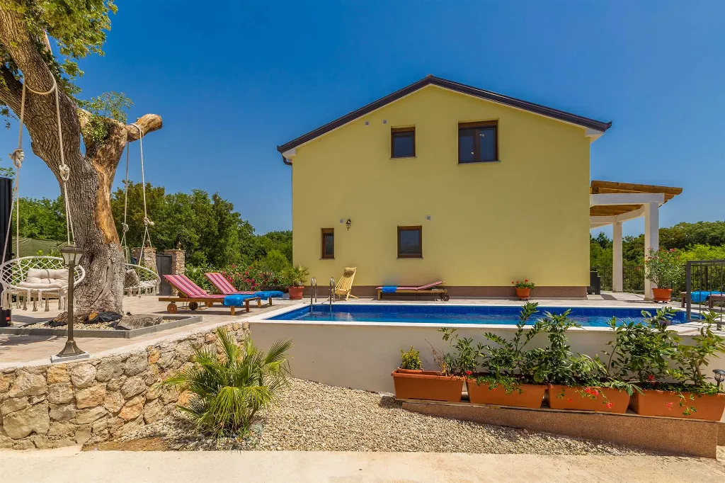 4-Bedroom House with Pool in Malinska