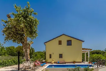4-Bedroom House with Pool in Malinska