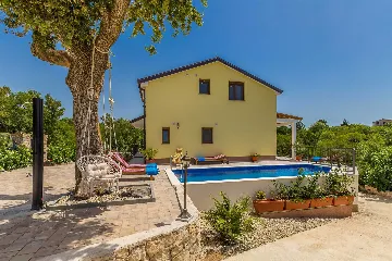 4-Bedroom House with Pool in Malinska