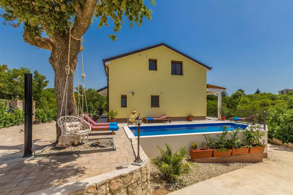 4-Bedroom House with Pool in Malinska
