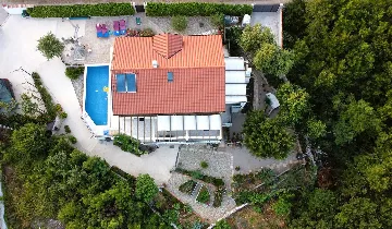 4-Bedroom House with Pool in Malinska