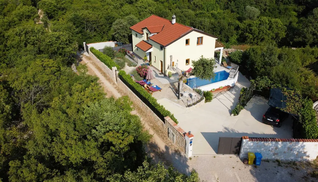 4-Bedroom House with Pool in Malinska