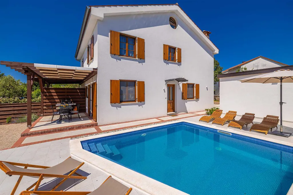 Holiday House in Malinska with Saltwater Pool