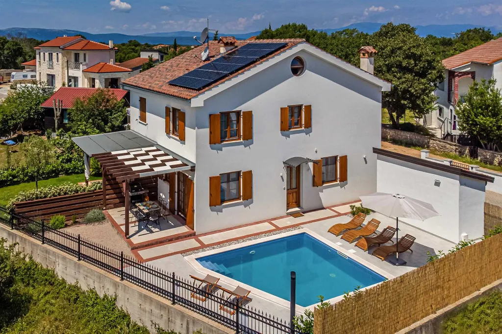 Holiday House in Malinska with Saltwater Pool