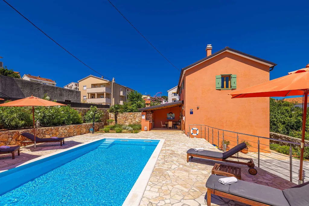Three-Bedroom House with Pool in Dobrinj