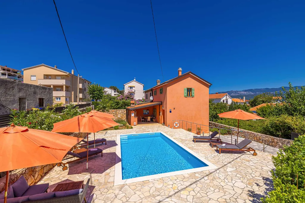 Three-Bedroom House with Pool in Dobrinj
