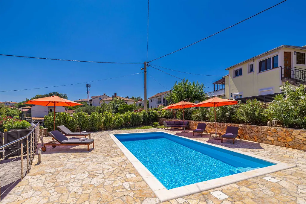 Three-Bedroom House with Pool in Dobrinj