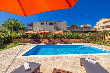 Three-Bedroom House with Pool in Dobrinj