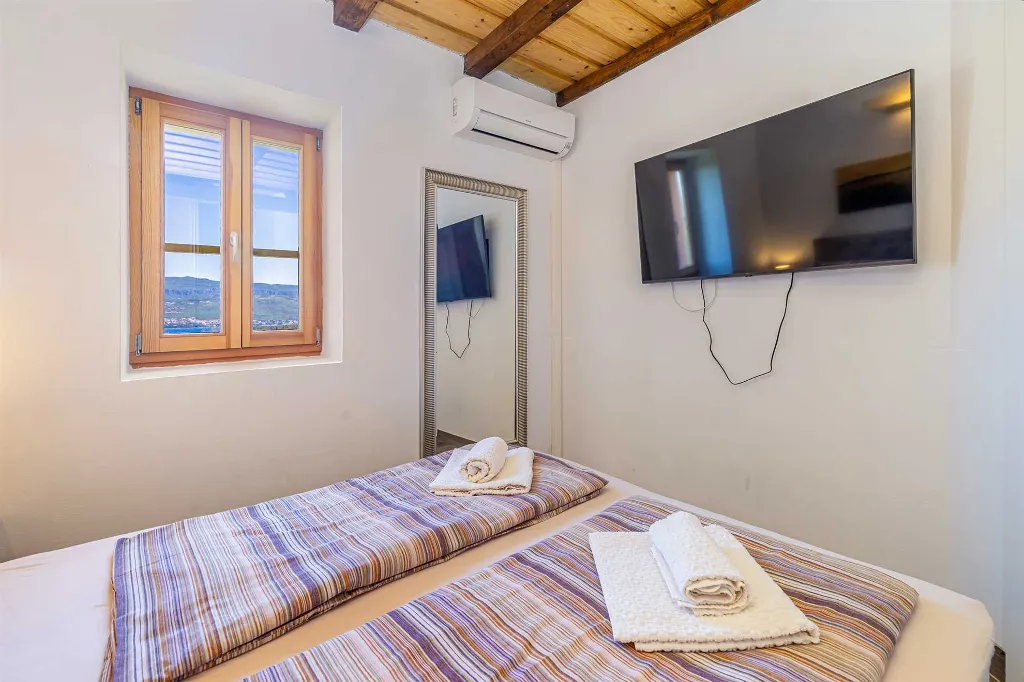 Three-Bedroom House with Pool in Dobrinj