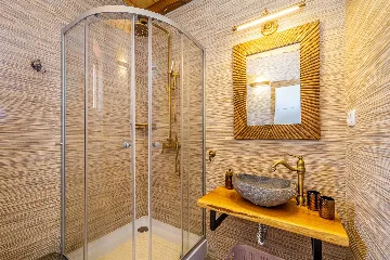 Three-Bedroom House with Pool in Dobrinj