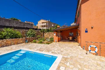 Three-Bedroom House with Pool in Dobrinj