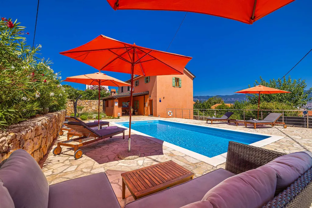 Three-Bedroom House with Pool in Dobrinj