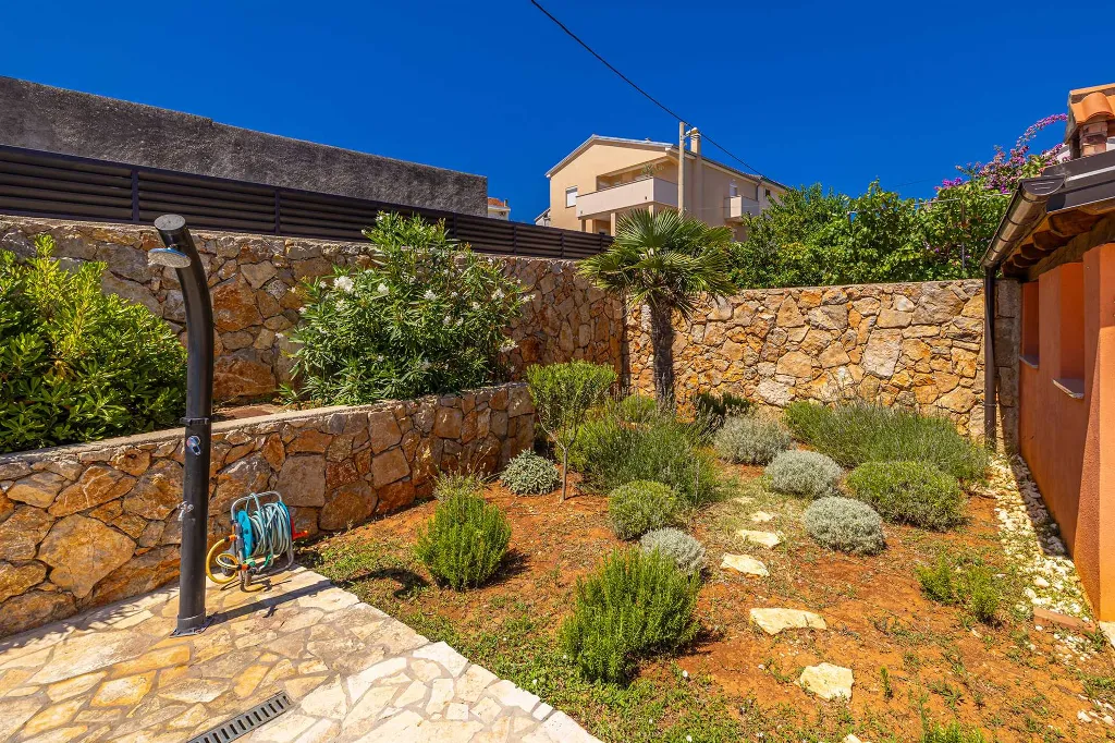 Three-Bedroom House with Pool in Dobrinj