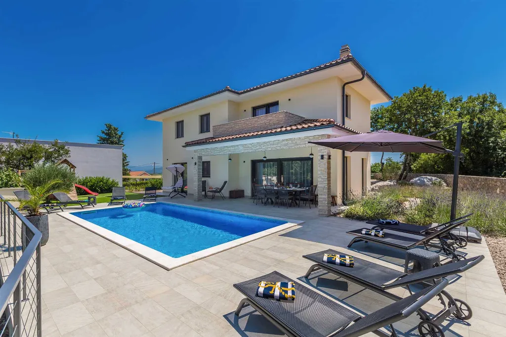 Villa in Kosić with Private Pool for 8 Guests