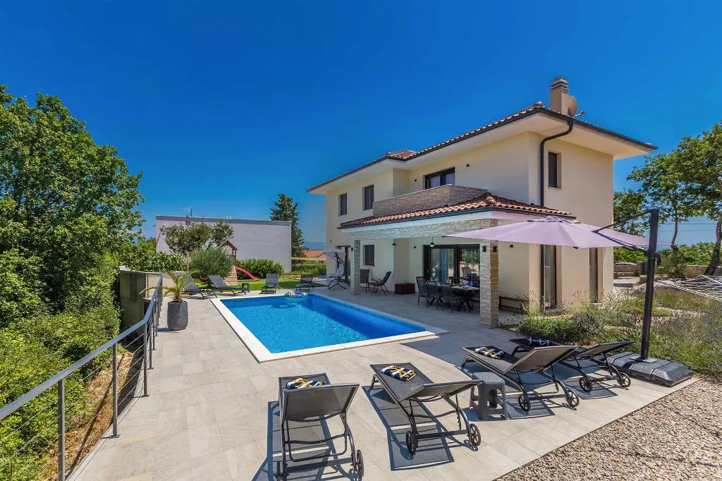 Villa in Kosić with Private Pool for 8 Guests