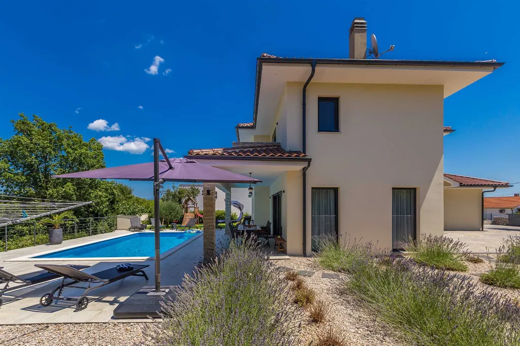 Villa in Kosić with Private Pool for 8 Guests