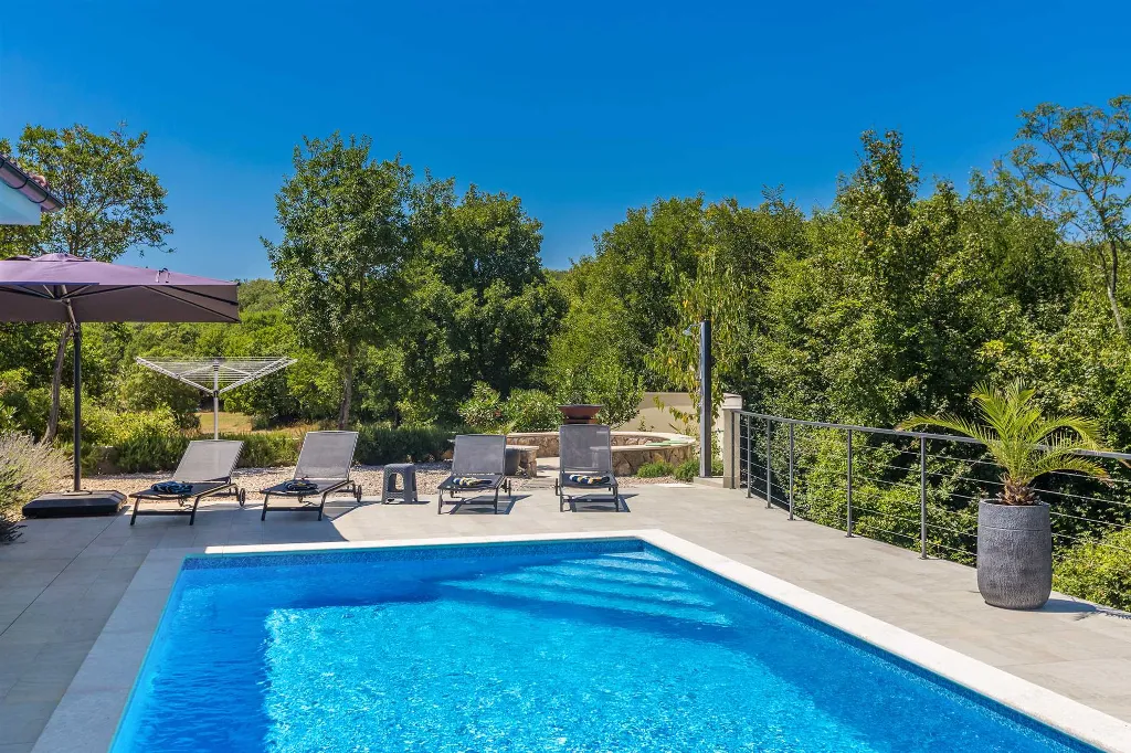 Villa in Kosić with Private Pool for 8 Guests