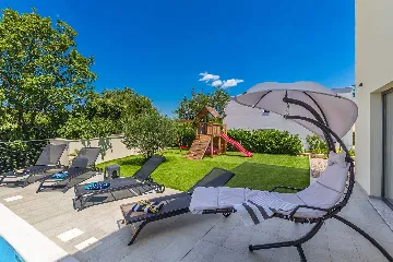 Villa in Kosić with Private Pool for 8 Guests