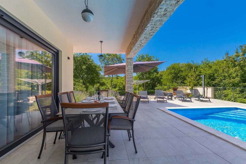 Villa in Kosić with Private Pool for 8 Guests