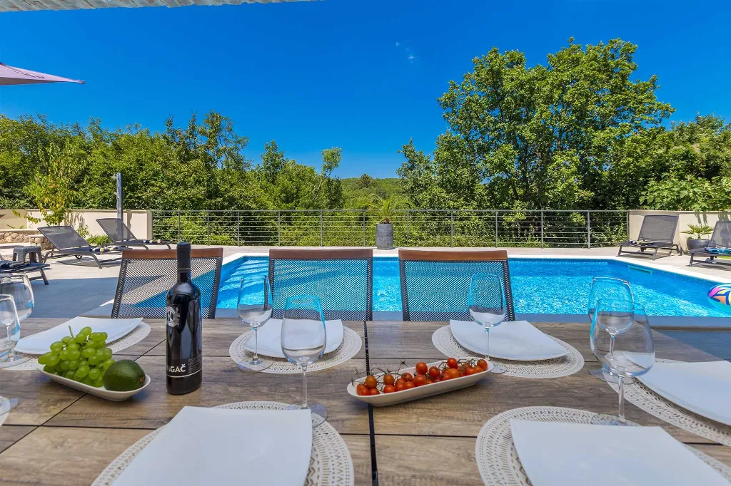 Villa in Kosić with Private Pool for 8 Guests