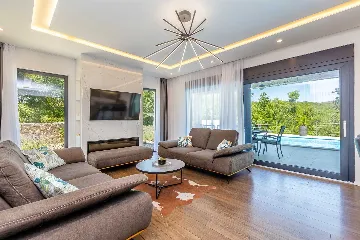 Villa in Kosić with Private Pool for 8 Guests