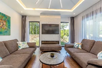 Villa in Kosić with Private Pool for 8 Guests