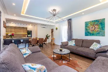 Villa in Kosić with Private Pool for 8 Guests