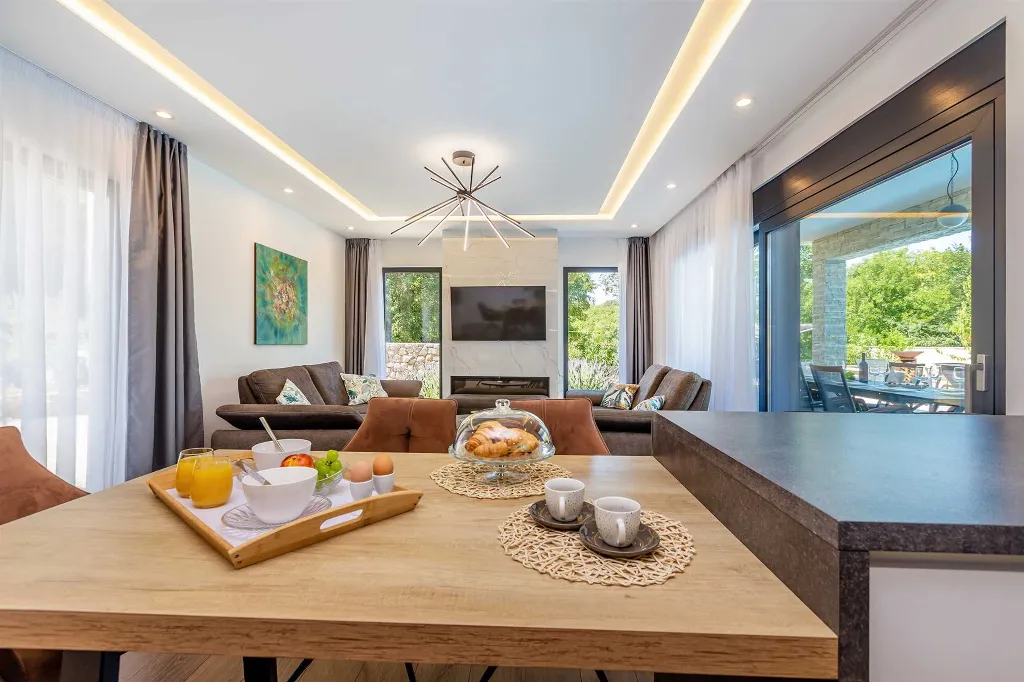 Villa in Kosić with Private Pool for 8 Guests