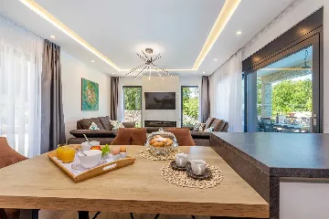 Villa in Kosić with Private Pool for 8 Guests