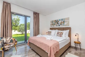 Villa in Kosić with Private Pool for 8 Guests