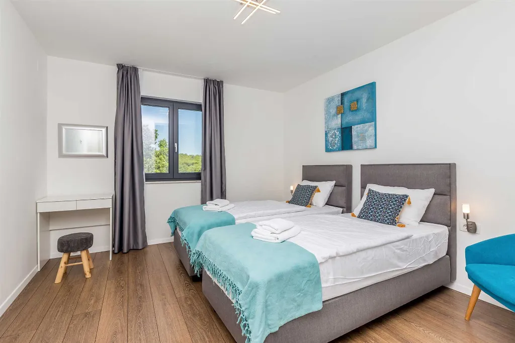 Villa in Kosić with Private Pool for 8 Guests