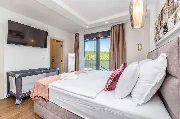 Villa in Kosić with Private Pool for 8 Guests