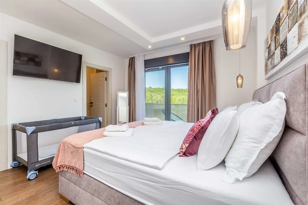 Villa in Kosić with Private Pool for 8 Guests