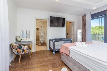 Villa in Kosić with Private Pool for 8 Guests