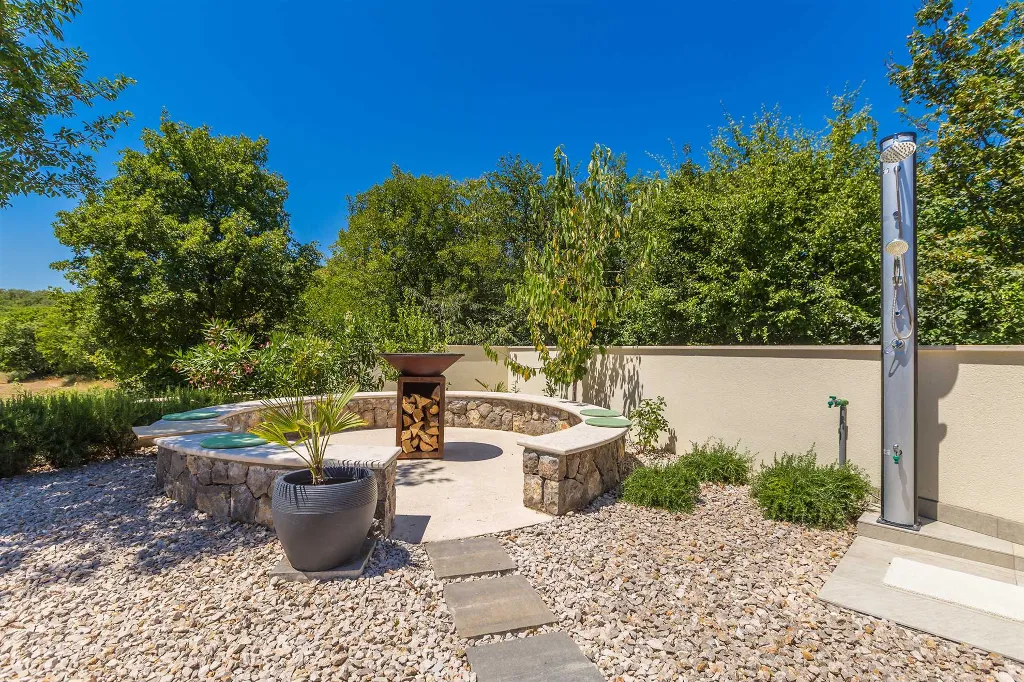 Villa in Kosić with Private Pool for 8 Guests