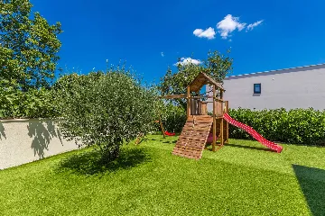Villa in Kosić with Private Pool for 8 Guests