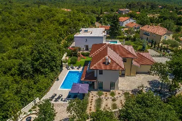 Villa in Kosić with Private Pool for 8 Guests
