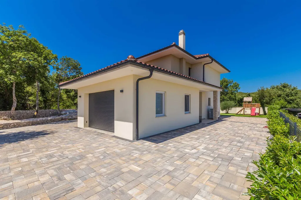 Villa in Kosić with Private Pool for 8 Guests