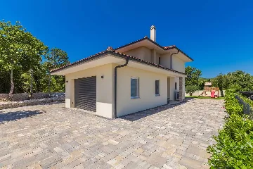 Villa in Kosić with Private Pool for 8 Guests