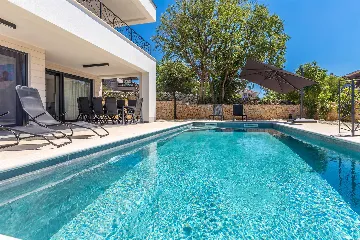 Villa in Linardici for up to 8 guests with pool