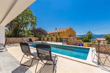 Villa in Linardici for up to 8 guests with pool