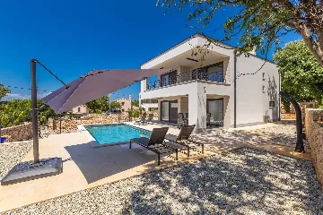 Villa in Linardici for up to 8 guests with pool