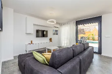 Villa in Linardici for up to 8 guests with pool