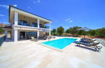 Villa for 8-10 Guests in Pinezići