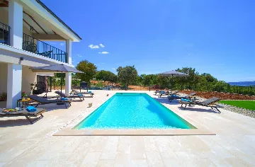 Villa for 8-10 Guests in Pinezići