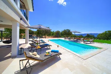 Villa for 8-10 Guests in Pinezići
